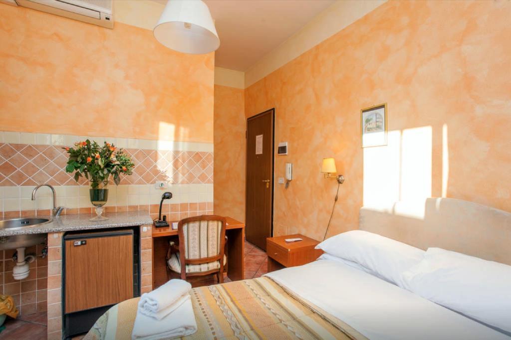 Residenza Camilla Hotel โรม ภายนอก รูปภาพ